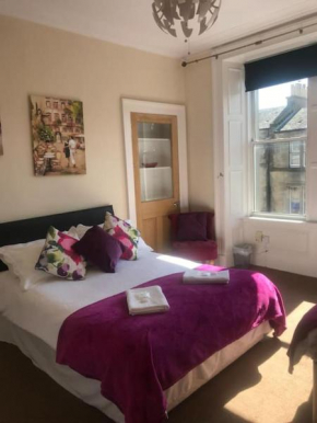 Central 3 bedrooms apartment for upto 6